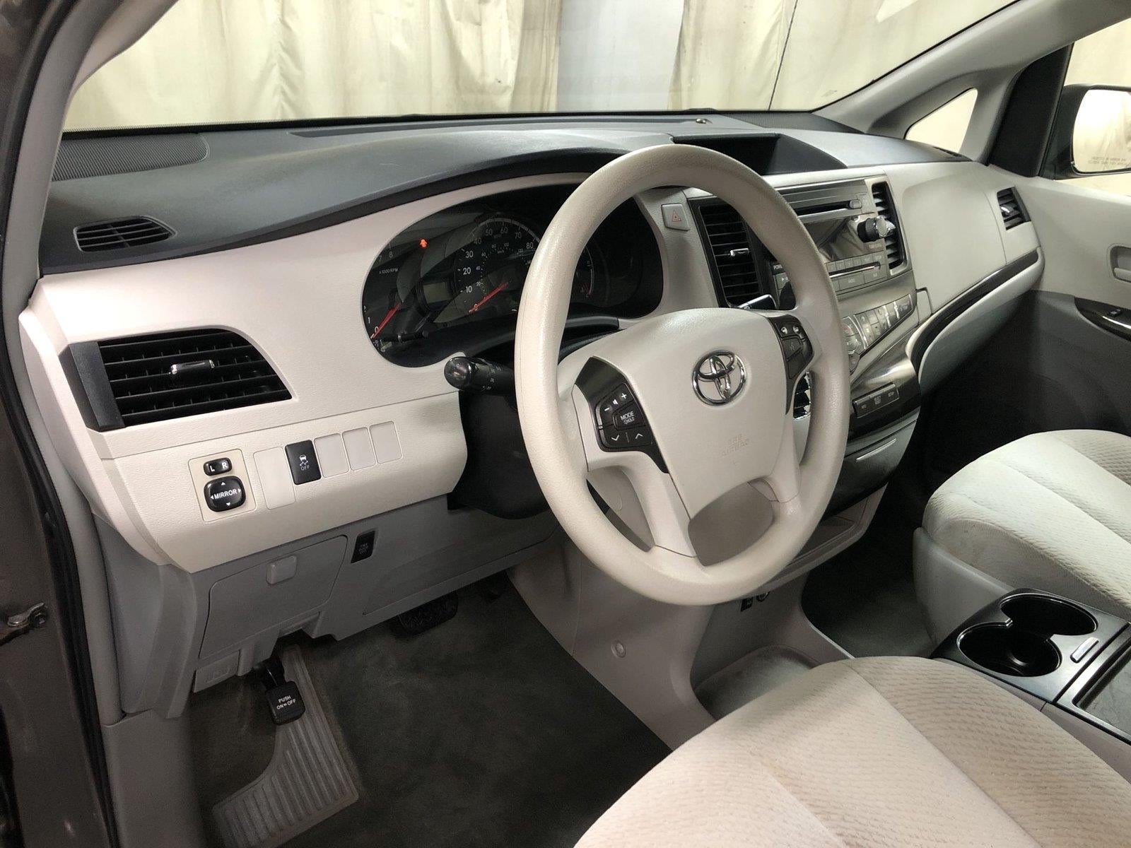 2014 Toyota Sienna LE 7 Passenger