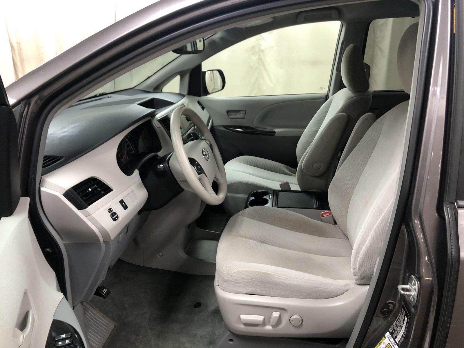 2014 Toyota Sienna LE 7 Passenger