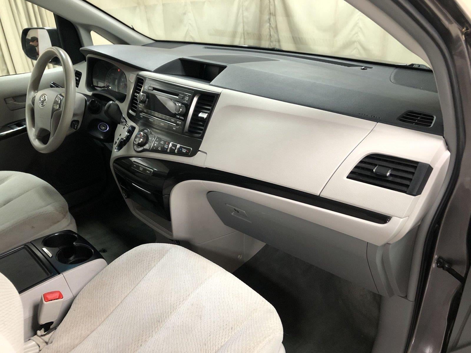 2014 Toyota Sienna LE 7 Passenger